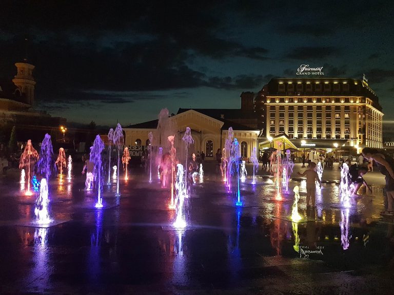 Метро Поштова