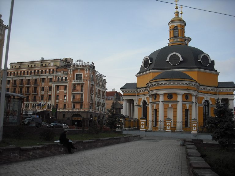 Метро Поштова
