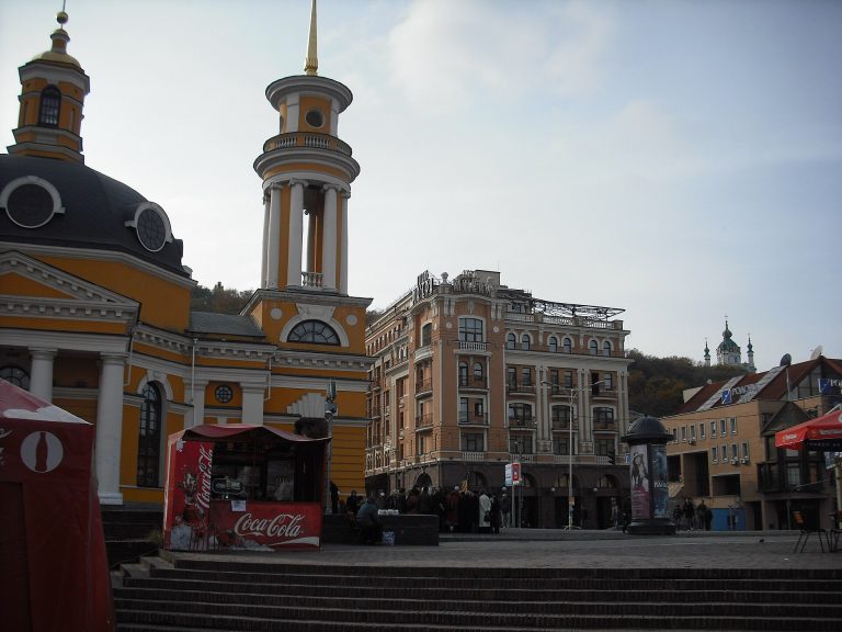 Метро Поштова