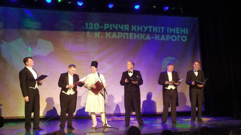 Біля театру ім. Франка