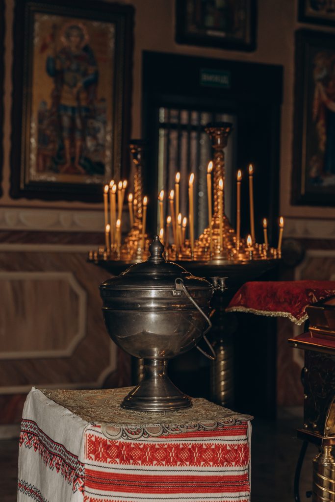 Інтер'єр церкви з іконами, свічниками, купіллю та вишитим рушником