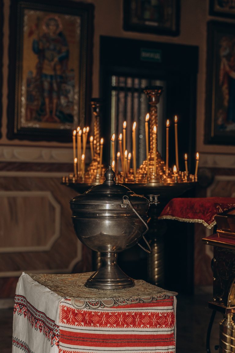 Інтер'єр церкви з іконами, свічниками, купіллю та вишитим рушником