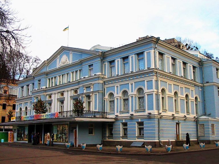 Біля театру ім. Франка