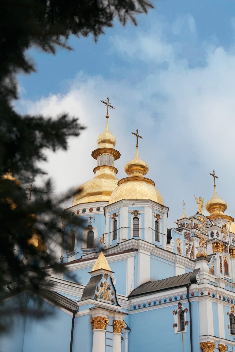 Золоті куполи Михайлівського Золотоверхого собору на тлі блакитного неба