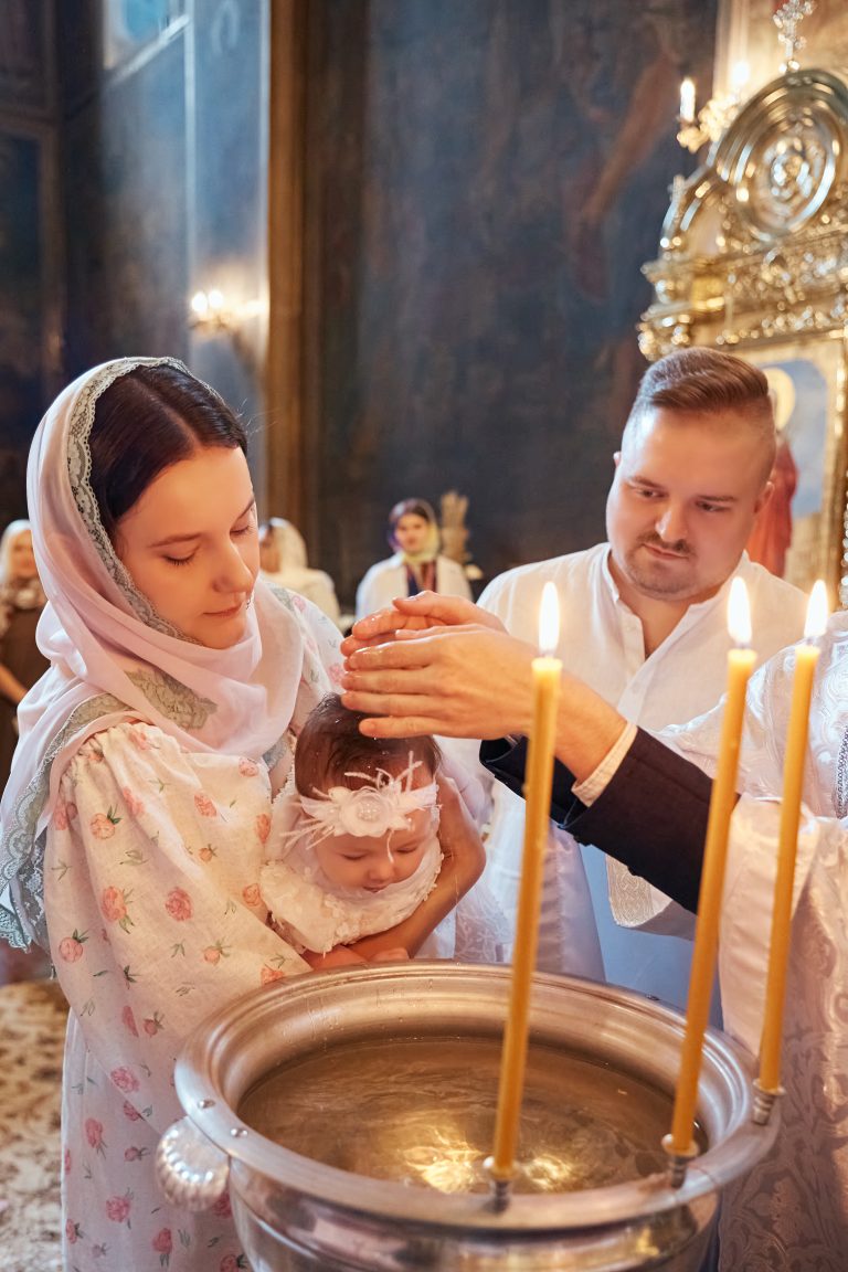 Священник благословляє Софію над купіллю під час хрещення