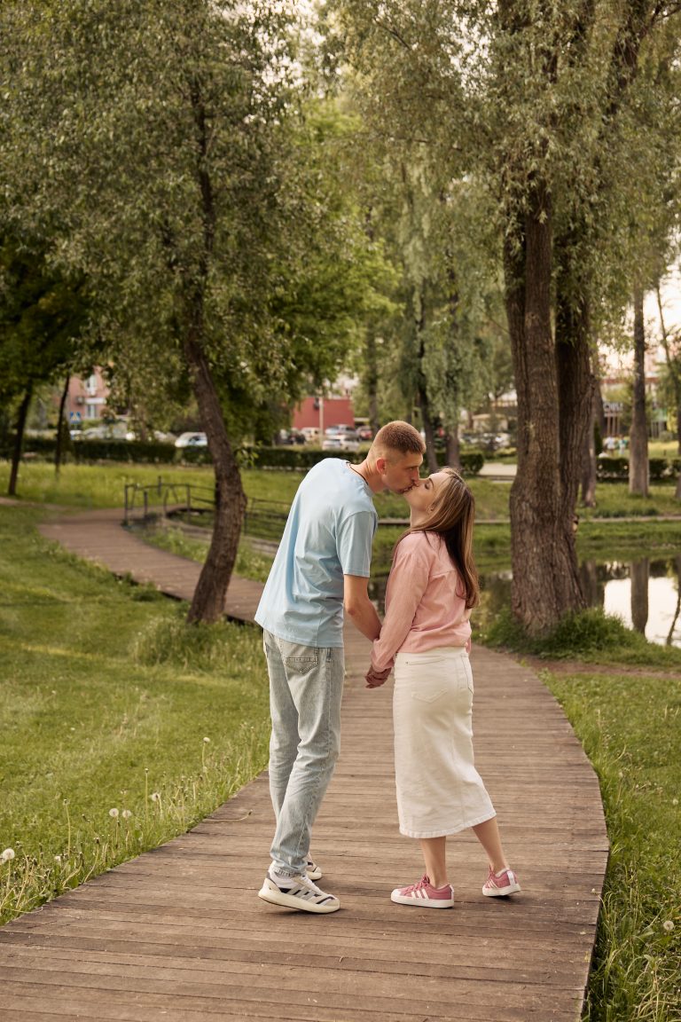 Двоє хлопчиків ідуть за руки дерев'яною доріжкою в парку