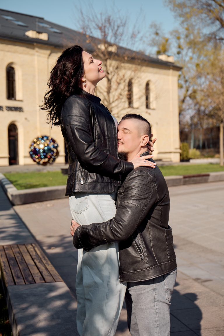 Чоловік усміхається жінці під час близького портрета на вулиці