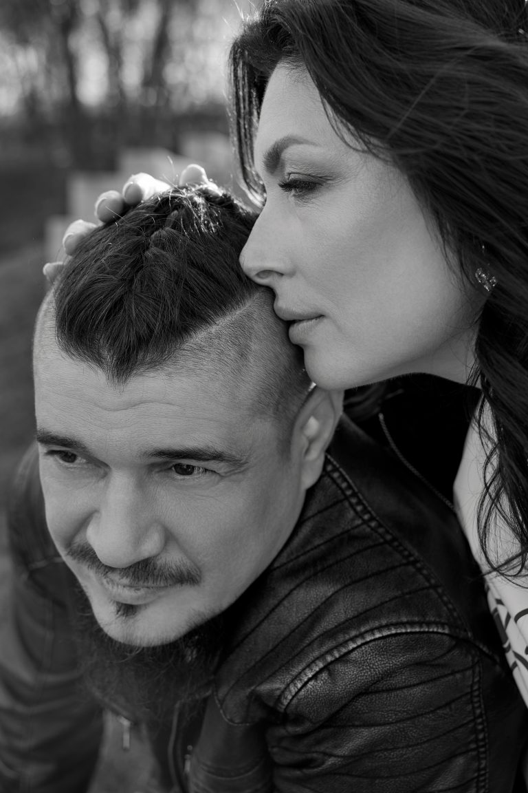 Чорно-білий широкий кадр пари біля декоративної альтанки