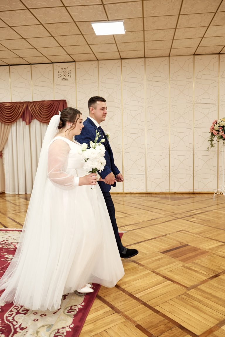 Наталі та Максим заходять до урочистої зали Деснянського РАЦСу