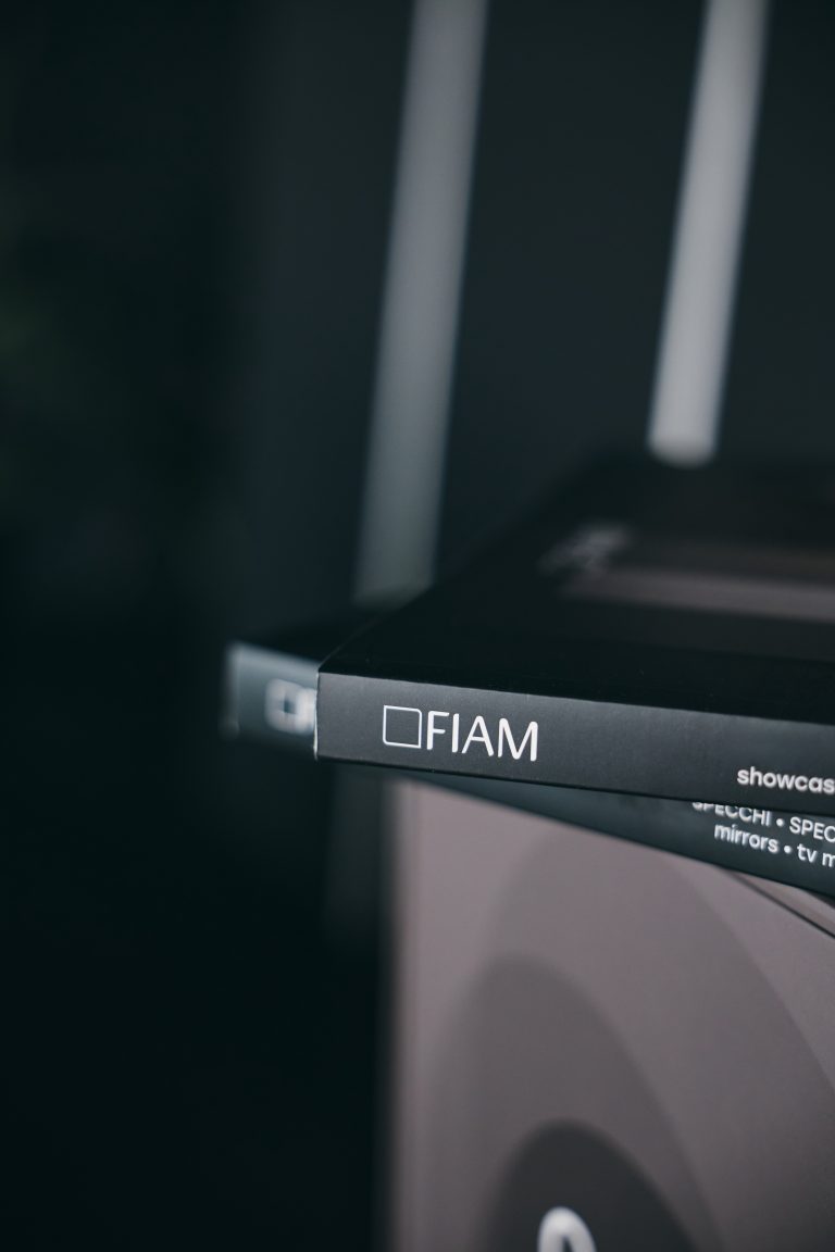 Крупний план логотипа FIAM на чорному каталозі