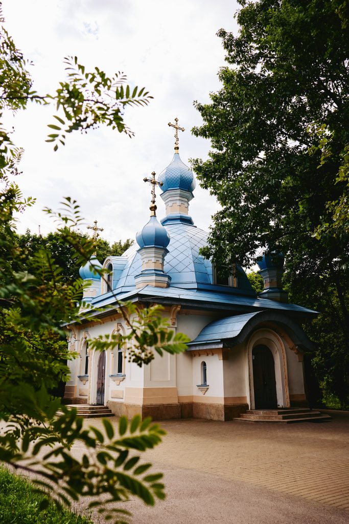Храм Святителя Спиридона Триміфунтського УПЦ на Борщагівці серед зелених дерев