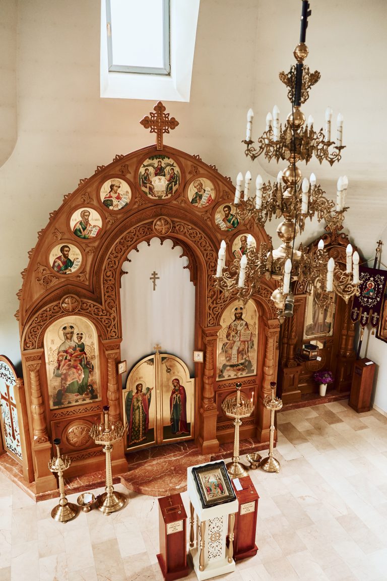 Інтер'єр православного храму з іконостасом, іконами та свічниками