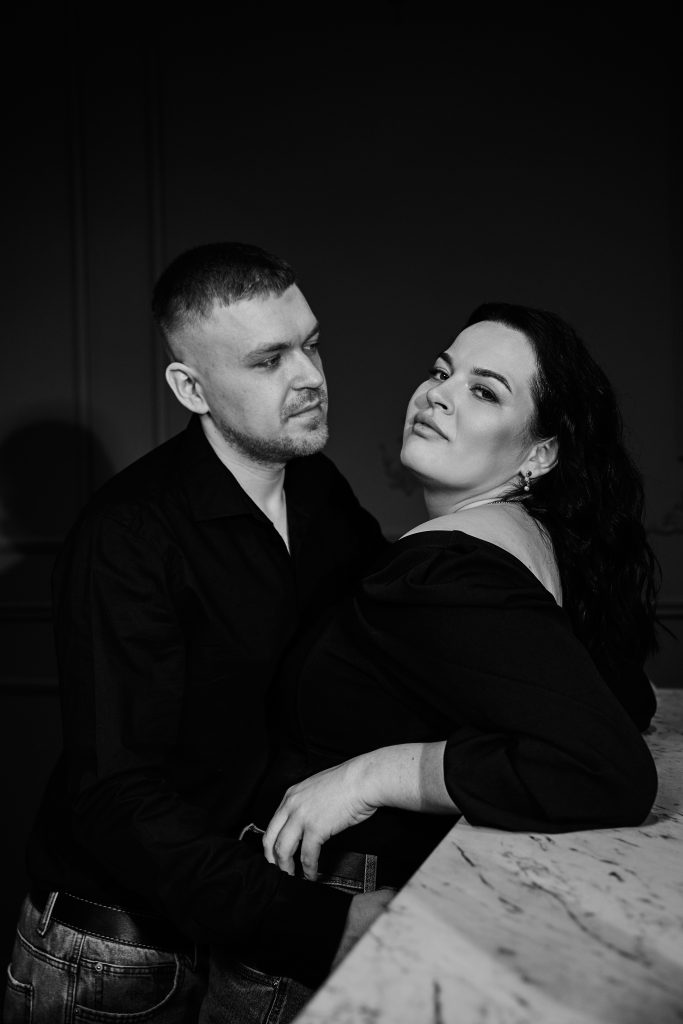Чорно-білий портрет Валентини біля барної стійки, поруч стоїть Дмитро