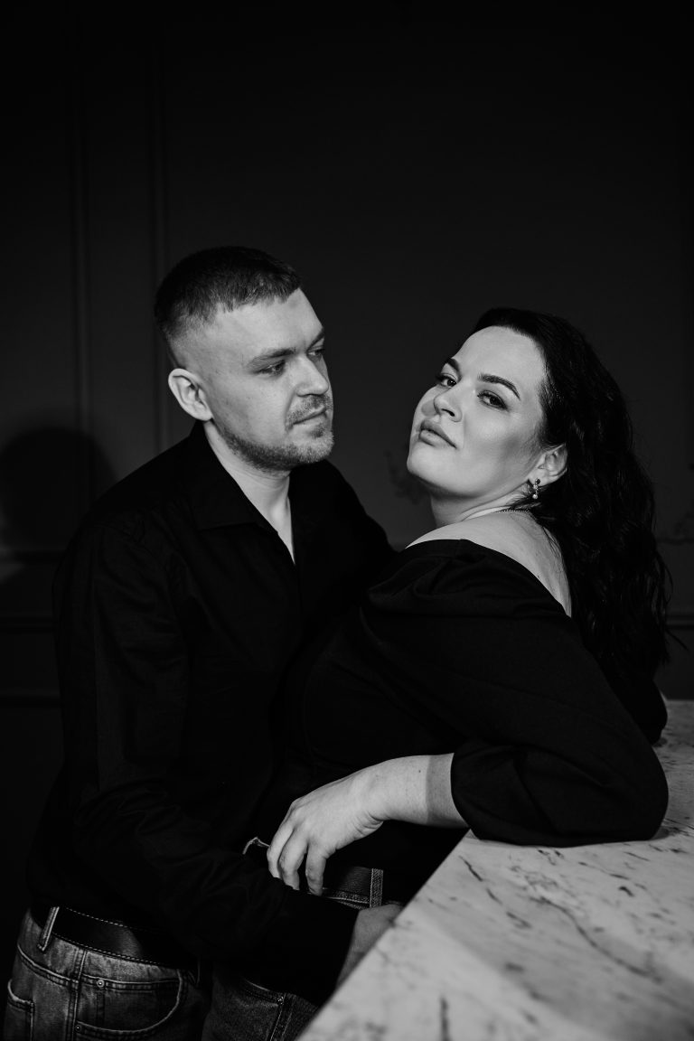 Чорно-білий портрет Валентини біля барної стійки, поруч стоїть Дмитро