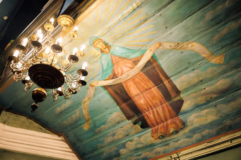 Розпис Богородиці на стелі Свято-Іллінської церкви поруч зі старовинною люстрою