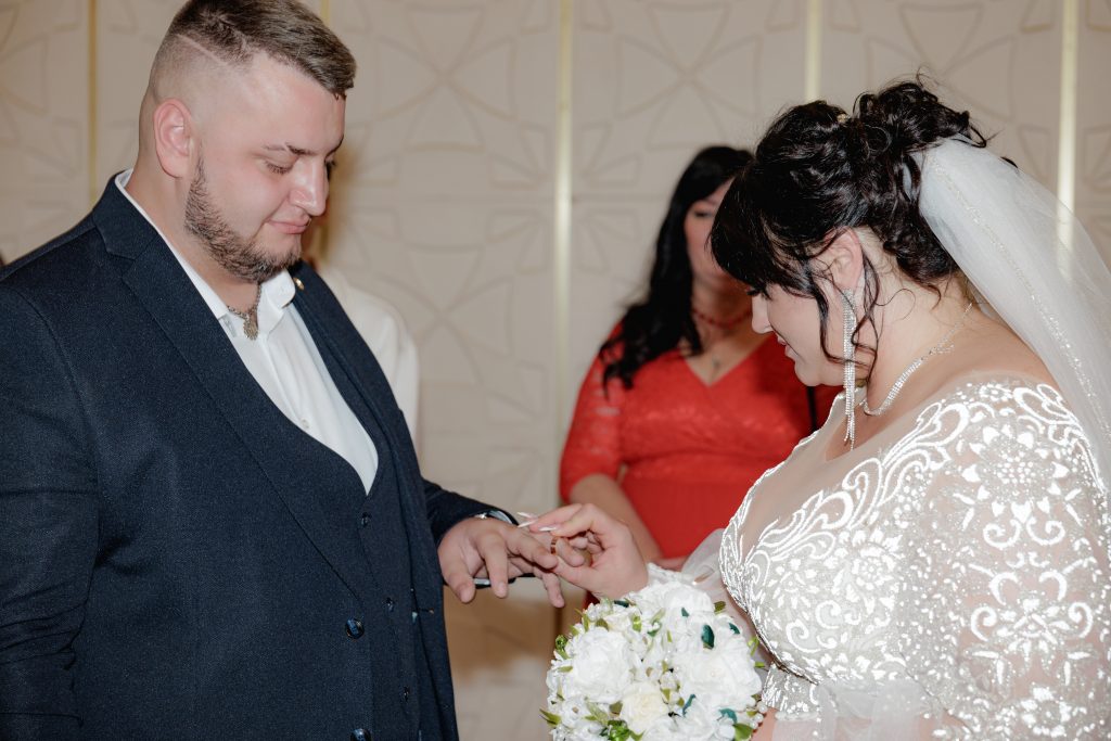 Наталя надягає обручку Владу під час розпису в Деснянському РАЦСі