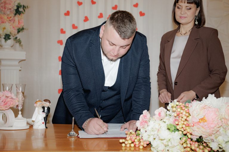 Влад підписує документи під час реєстрації шлюбу у Деснянському РАЦСі