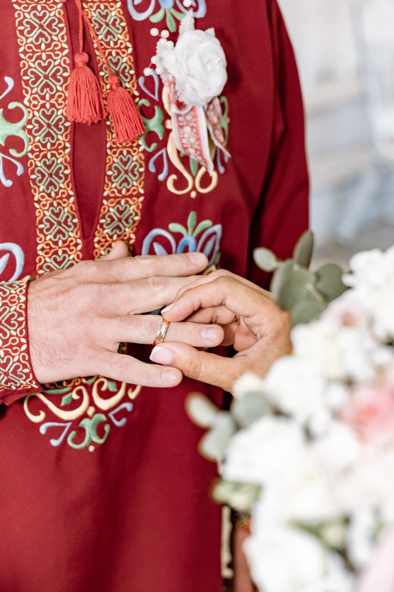 Марина надягає весільну обручку на палець Ігоря під час церемонії
