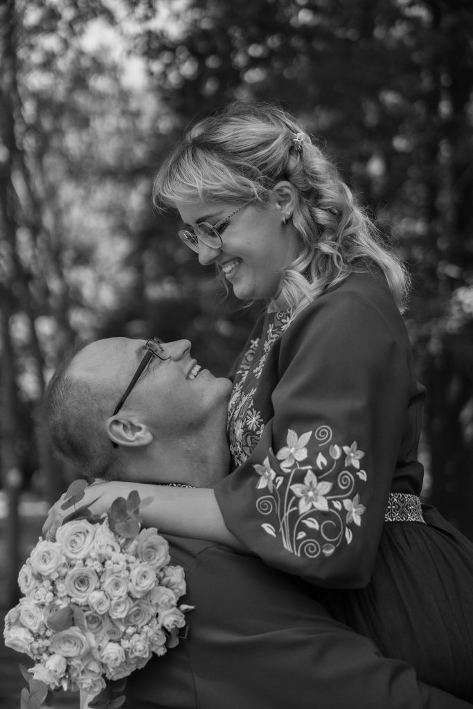 Чорно-білий портрет Ігоря, який підняв Марину на руки під час весільної прогулянки