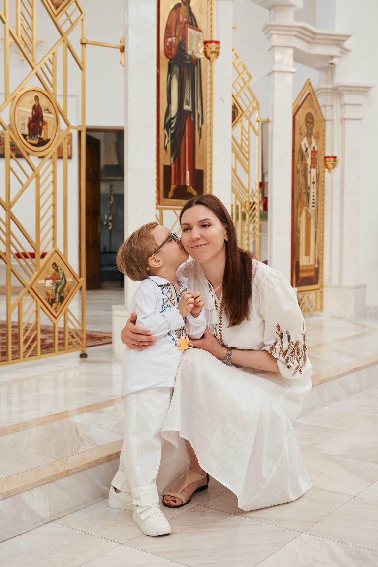 Ярослав цілує в щоку жінку у білій сукні всередині храму