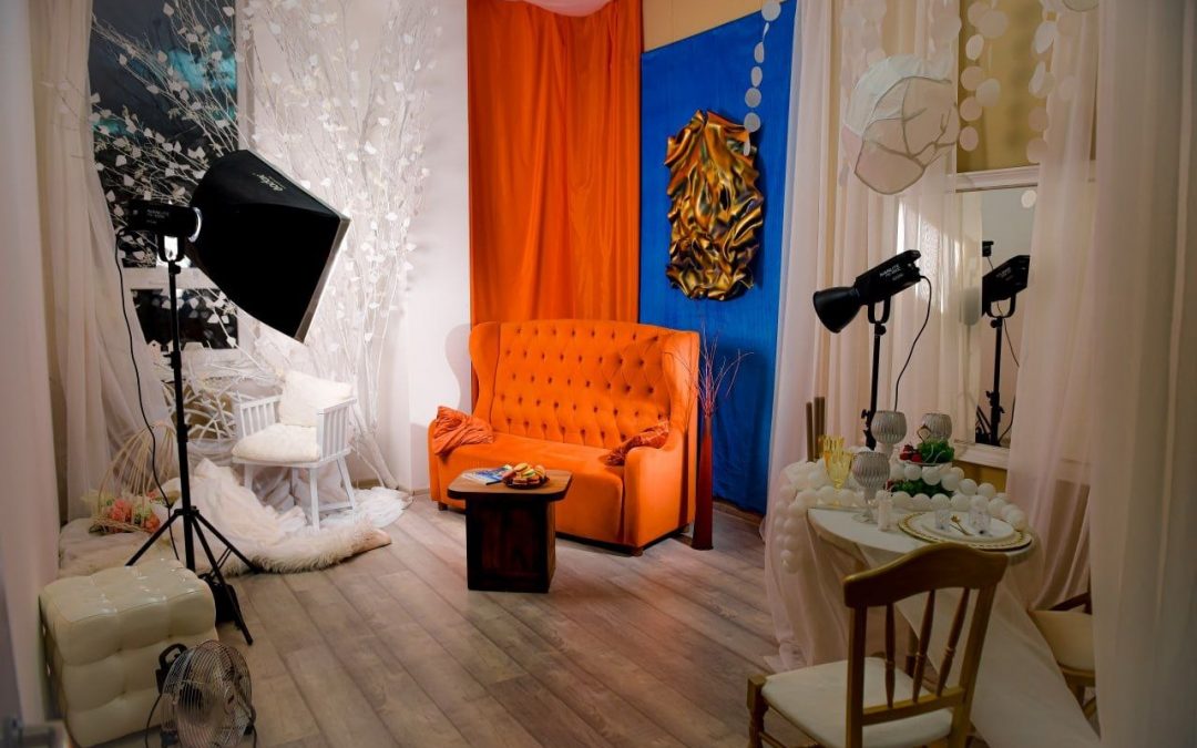 Фотостудія SAGA, Троєщина: загальний вигляд залу BLOOM зі сервірованим столом